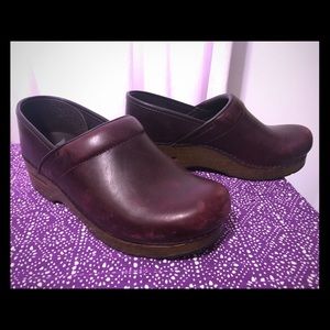 Dansko clogs nursing shoes MAROON